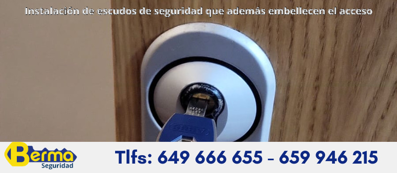 Instalación de escudos de seguridad que además embellecen el acceso
